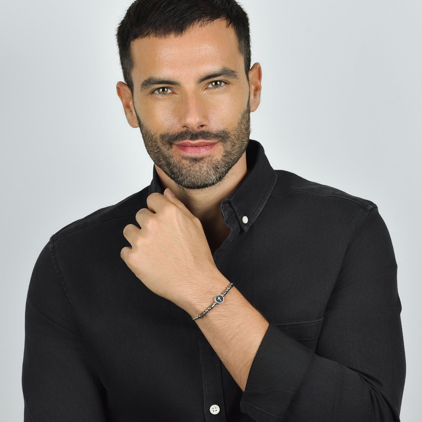 BRACELET HOMME EN ACIER AVEC CROIX EN ARGENT ET ÉMAIL NOIR