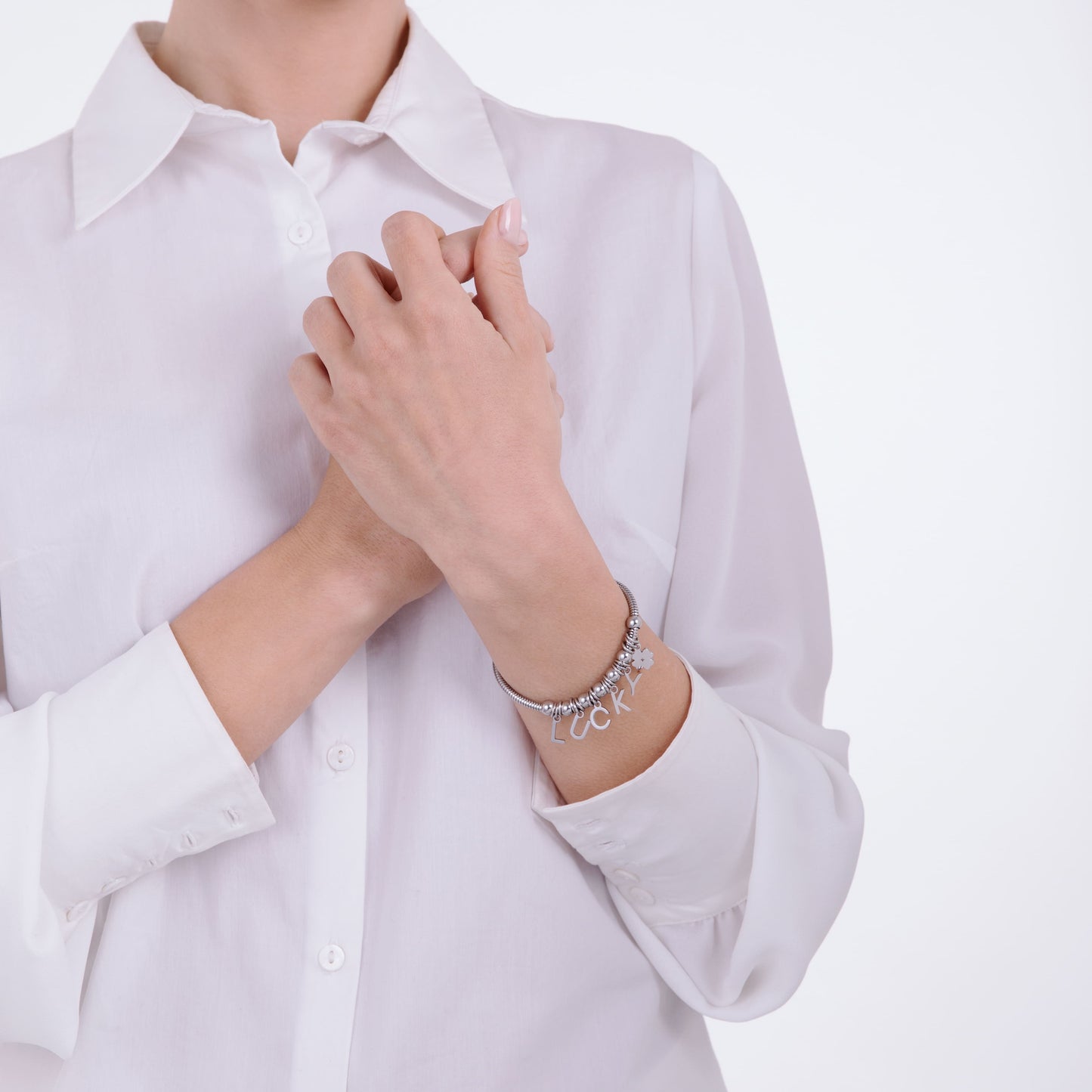 BRACELET EN ACIER AVEC BRELOQUES PORTE-BONHEUR