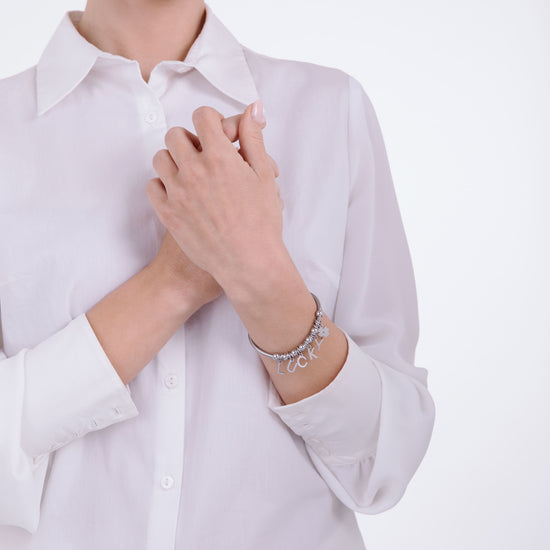 BRACELET EN ACIER AVEC BRELOQUES PORTE-BONHEUR