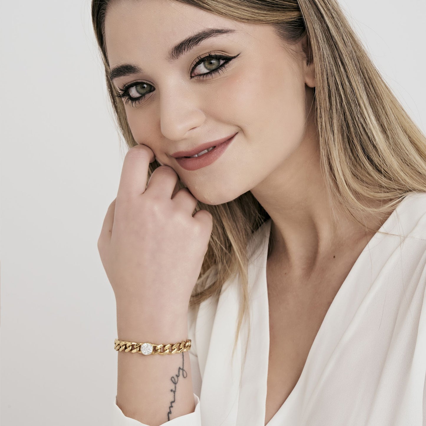 BRACELET FEMME EN ACIER PLAQUÉ OR AVEC ÉLÉMENTS ET CRISTAUX BLANCS