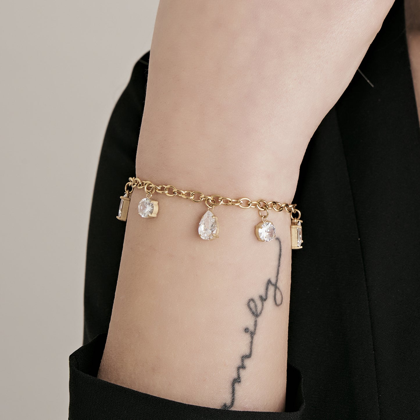 BRACELET POUR FEMME EN ACIER ET OR IP AVEC CRISTAUX BLANCS