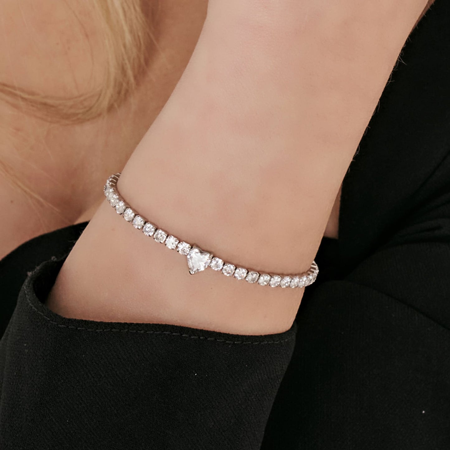 BRACELET POUR FEMME EN ACIER AVEC CRYSTAUX BLANCS ET COEUR EN CRYSTAUX Luca Barra