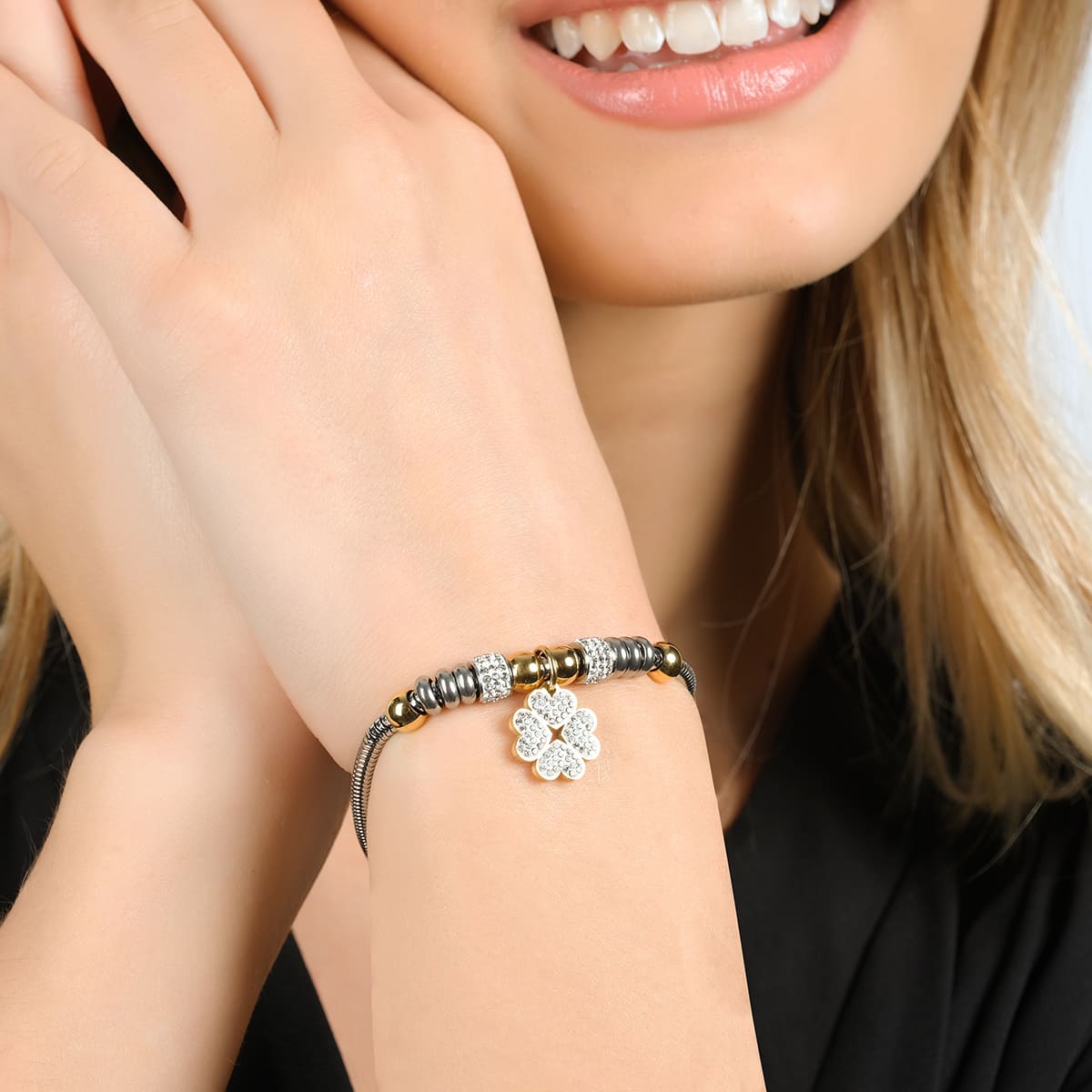 BRACELET FEMME EN ACIER AVEC TRÈFLE À QUATRE FEUILLES AVEC CRISTAUX BLANCS