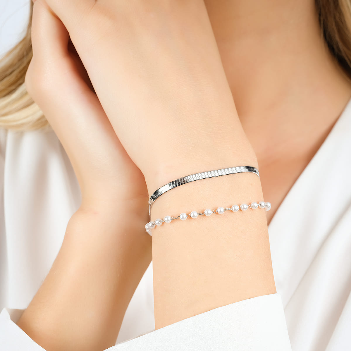 BRACELET FEMME EN ACIER AVEC PERLES BLANCHES