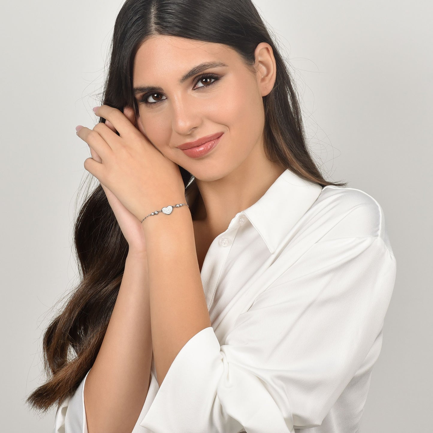 BRACELET EN ACIER POUR FEMME AVEC CRISTAUX BLANCS.