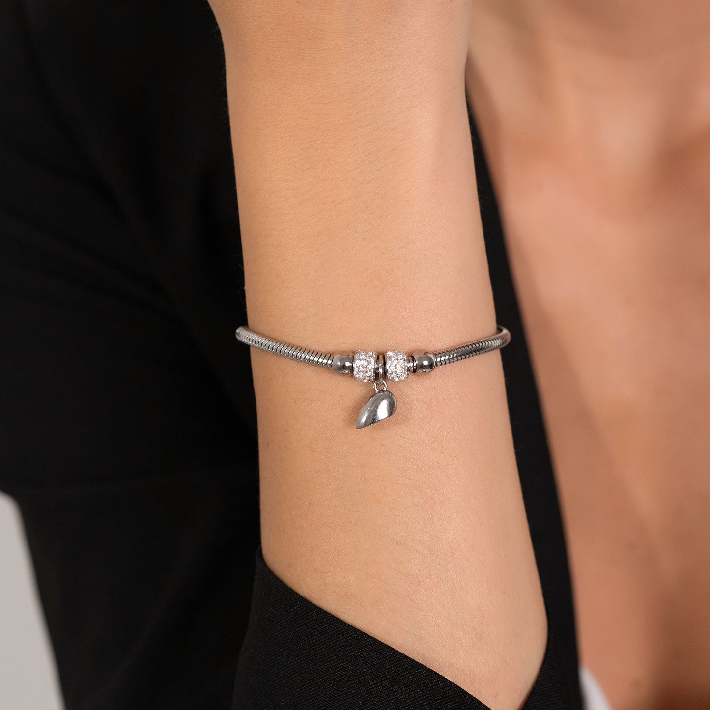 BRACELETS DE COUPLE EN ACIER AVEC DEMI-CŒUR MAGNÉTISÉ