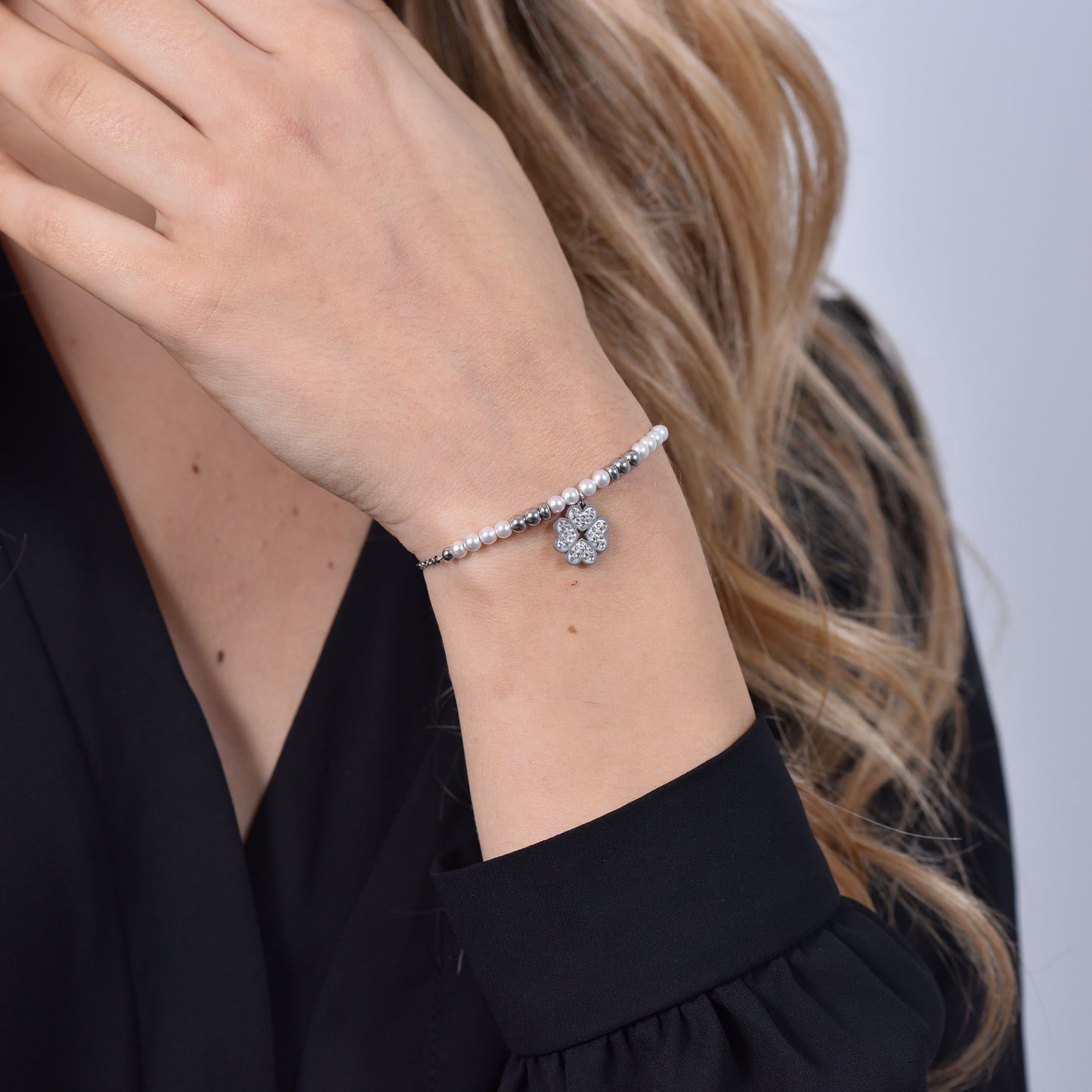 BRACELET FEMME EN ACIER AVEC PERLES ET TRÈFLE À QUATRE FEUILLES