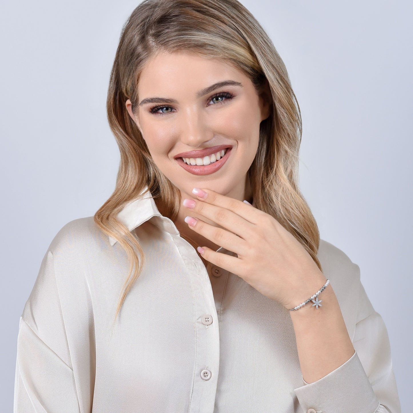 BRACCIALE DONNA IN ACCIAIO CON PERLE SINTETICHE E FIORE DELLA VITA