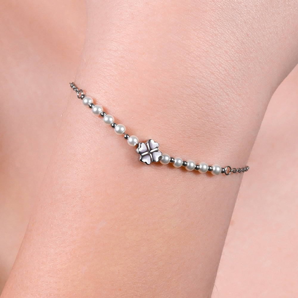 BRACCIALE DONNA CON QUADRIFOGLIO IN ACCIAIO E PERLE SINTETICHE BIANCHE