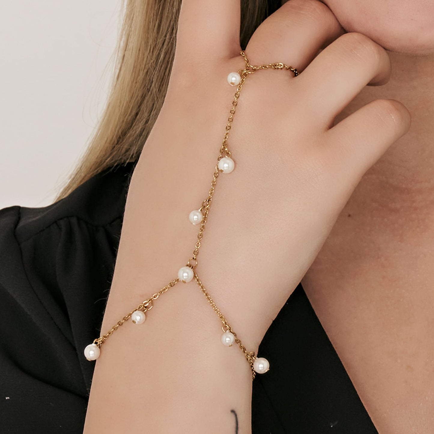 BRACELET BAISER EN ACIER POUR FEMME AVEC PERLES BLANCHES