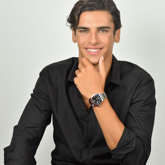 MONTRE POUR HOMMES AVEC BOÎTIER EN ACIER LUNETTE BLEUE ET ROUGE