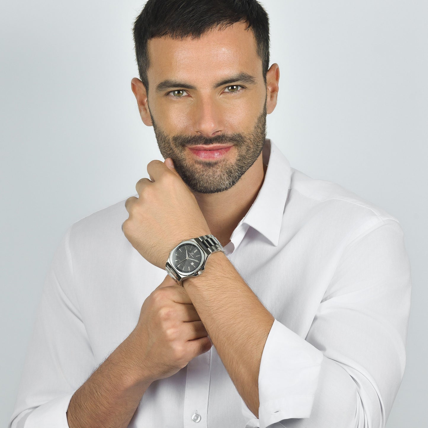 MONTRE HOMME EN ACIER CADRAN NOIR, DÉTAILS ARGENTÉS