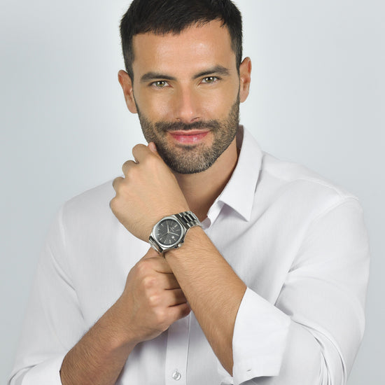 MONTRE HOMME EN ACIER CADRAN NOIR, DÉTAILS ARGENTÉS