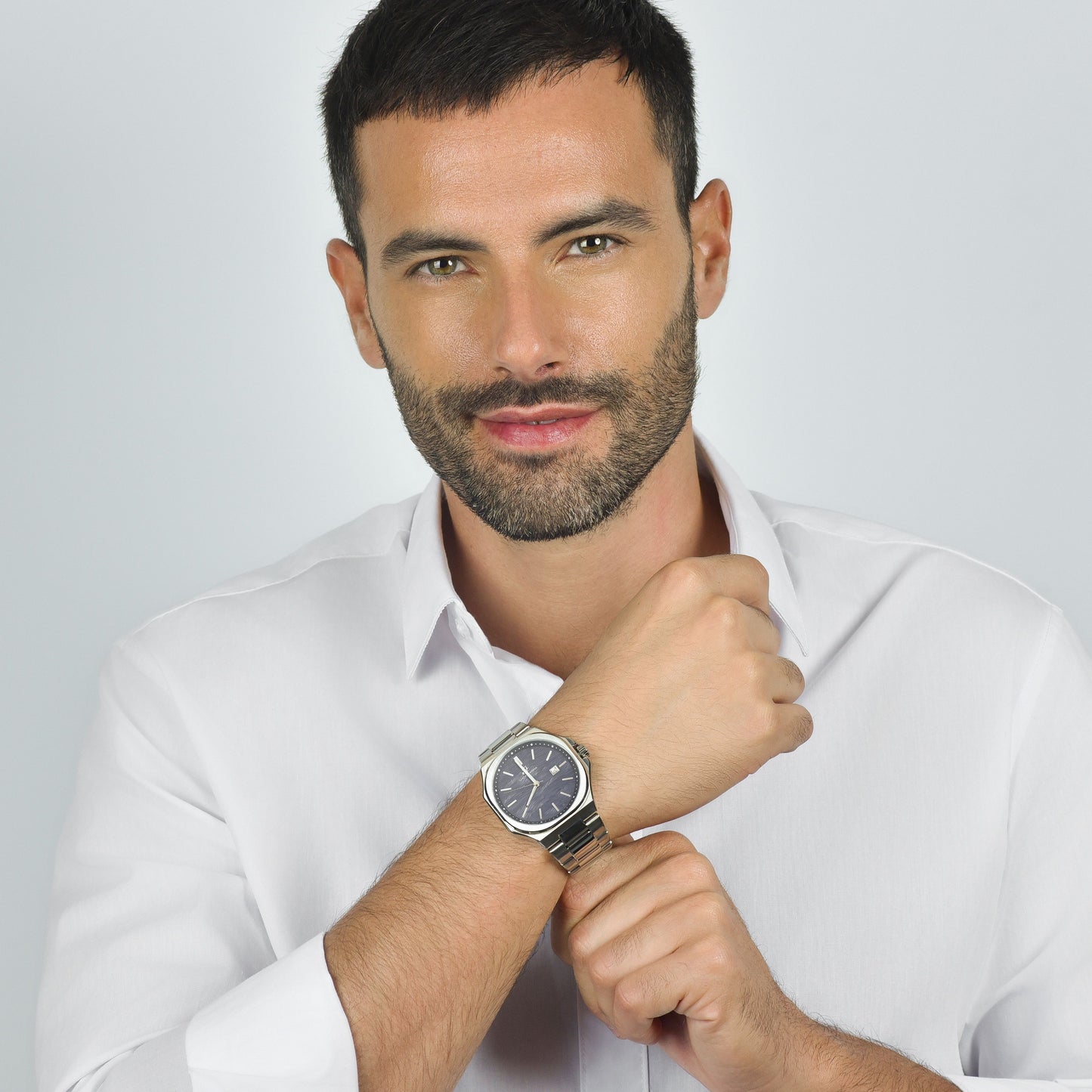 MONTRE HOMME EN ACIER CADRAN BLEU, DÉTAILS ARGENTÉS