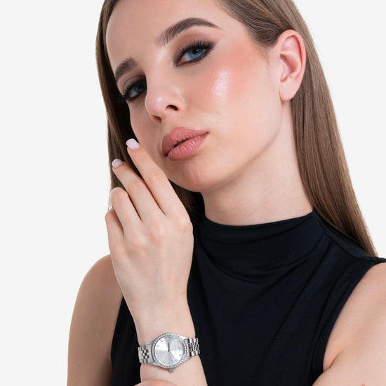 MONTRE EN ACIER POUR DAMES AVEC CADRAN ARGENTÉ ET LUNETTE EN CRISTAL BLANC