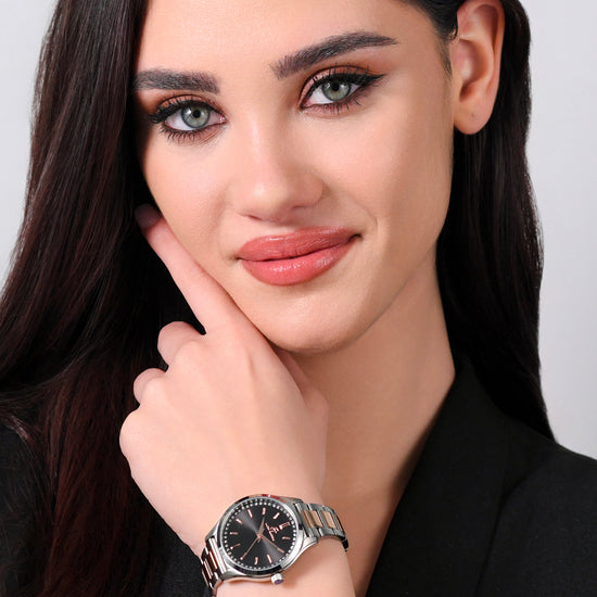 MONTRE FEMME EN ACIER AVEC LUNETTE NOIRE ET OR IP