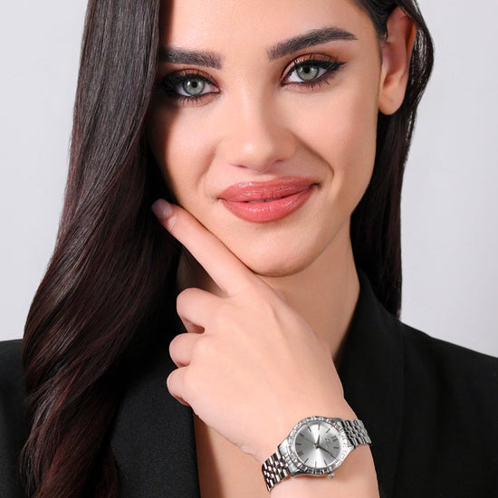 MONTRE FEMME EN ACIER AVEC LUNETTE EN CRISTAL BLANC