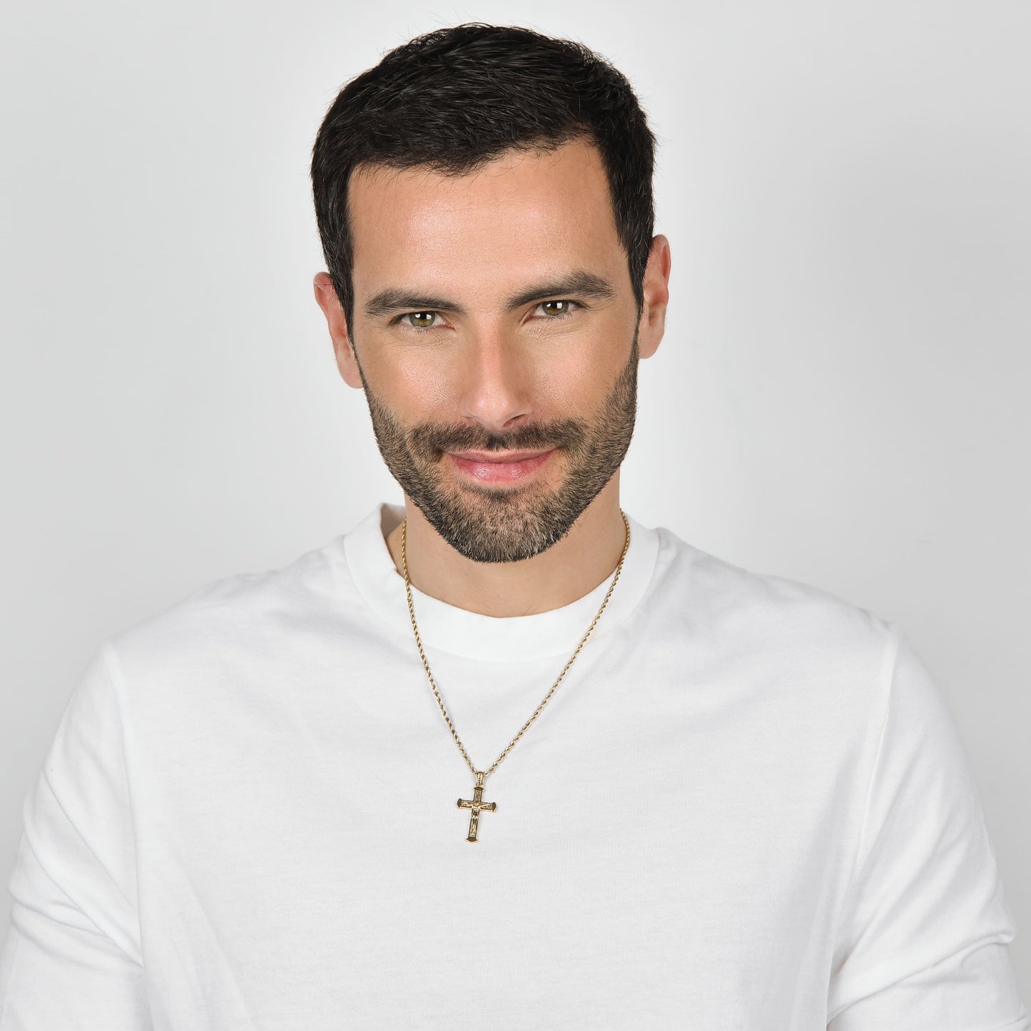 COLLIER POUR HOMMES EN ACIER DORÉ AVEC CRUCIFIX