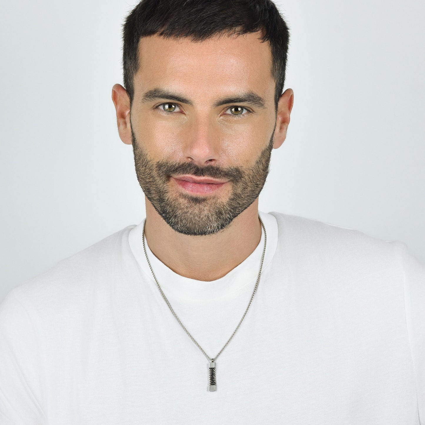 COLLIER HOMME EN ACIER AVEC CRISTAUX NOIRS
