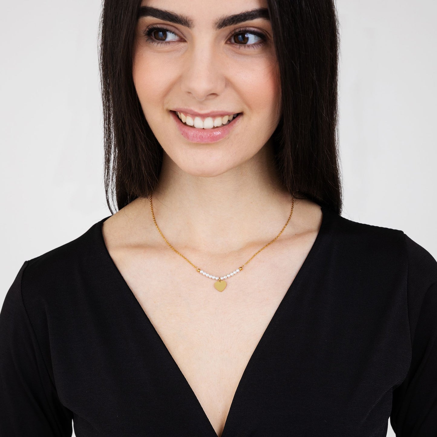 COLLIER FEMME EN ACIER DORÉ IP AVEC CŒUR ET PERLES BLANCHES