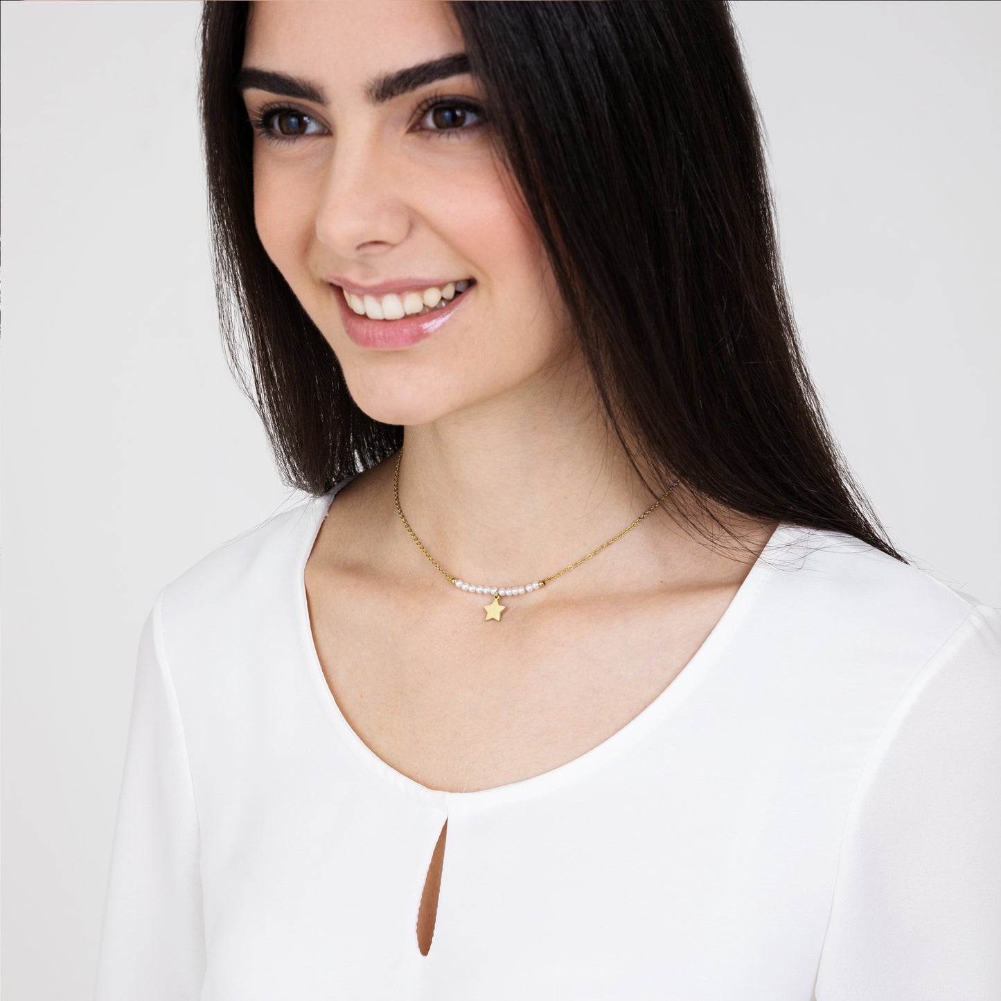 COLLIER FEMME EN ACIER DORÉ IP AVEC ÉTOILE ET PERLES BLANCHES