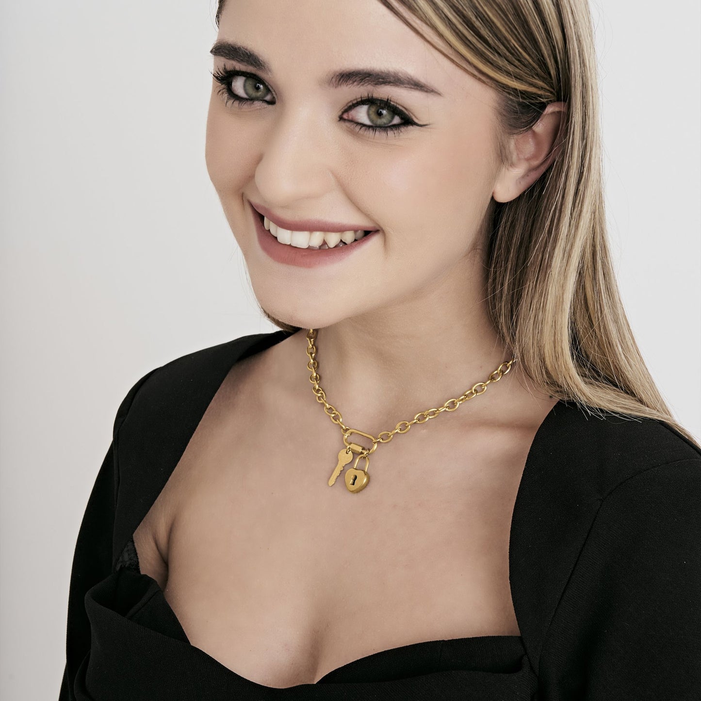 COLLIER EN ACIER POUR DAMES AVEC CLÉ ET CADENAS EN FORME DE CŒUR