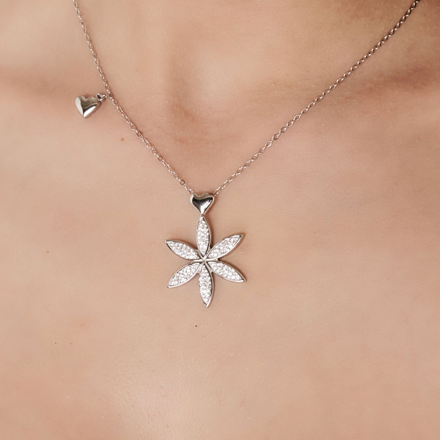 COLLIER EN ACIER POUR FEMME AVEC FLEUR DE VIE ET COEUR Luca Barra