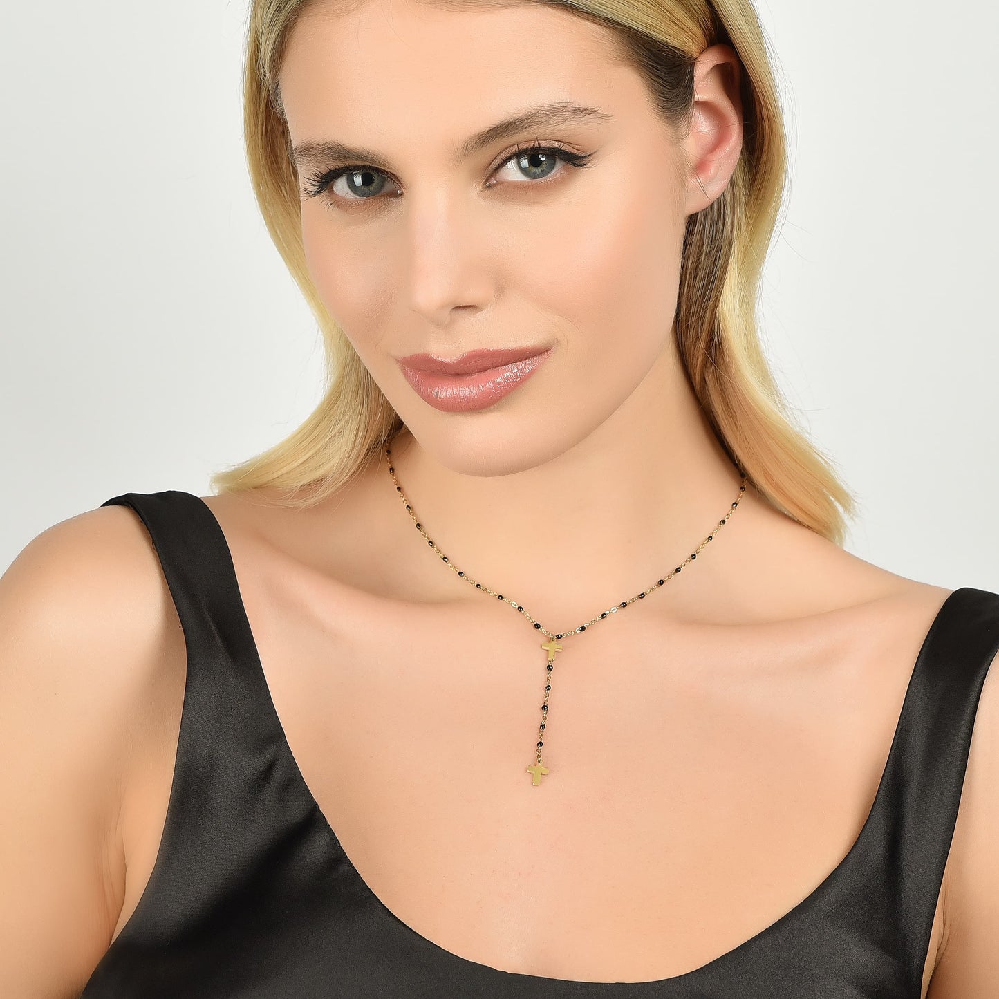 COLLIER DE CHAPELET POUR FEMMES EN ACIER AVEC CROIX ET ÉLÉMENTS NOIRS