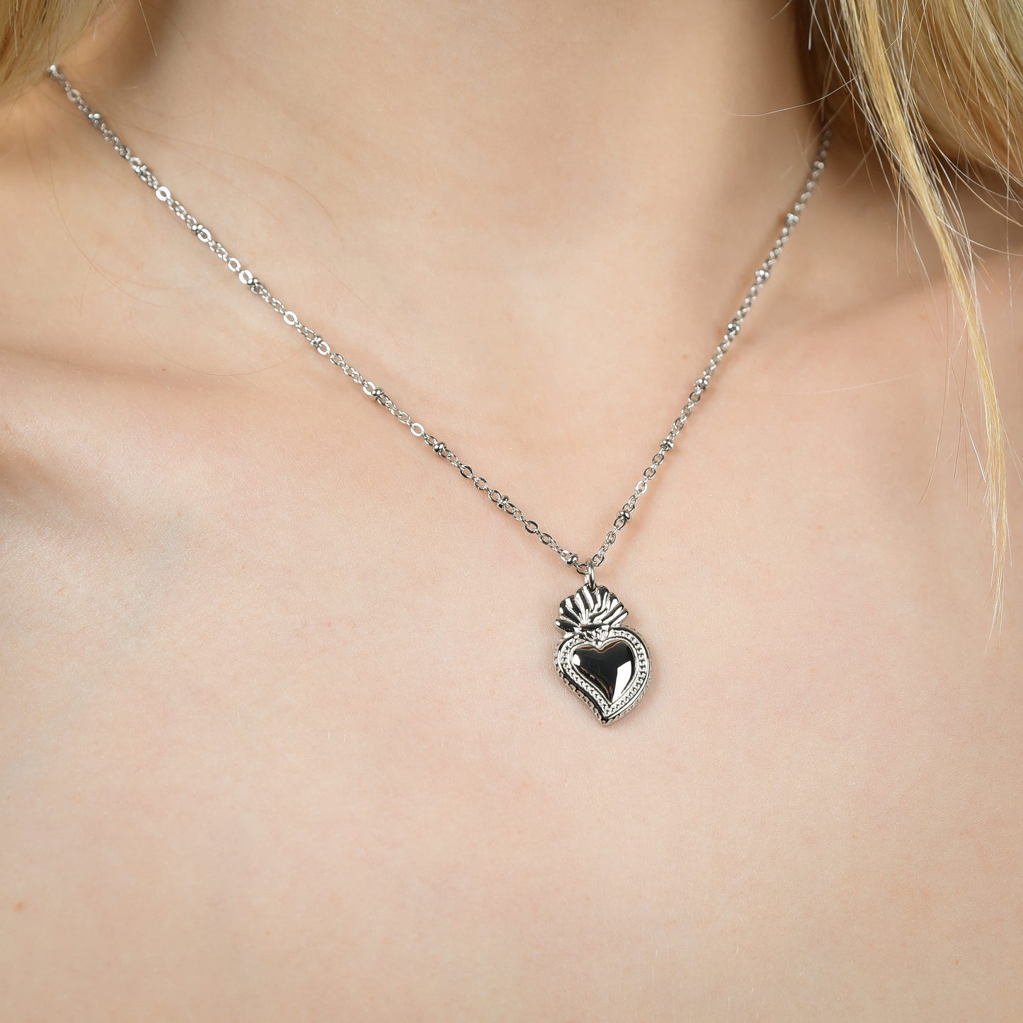 COLLIER EN ACIER POUR FEMMES AVEC CŒUR SACRÉ