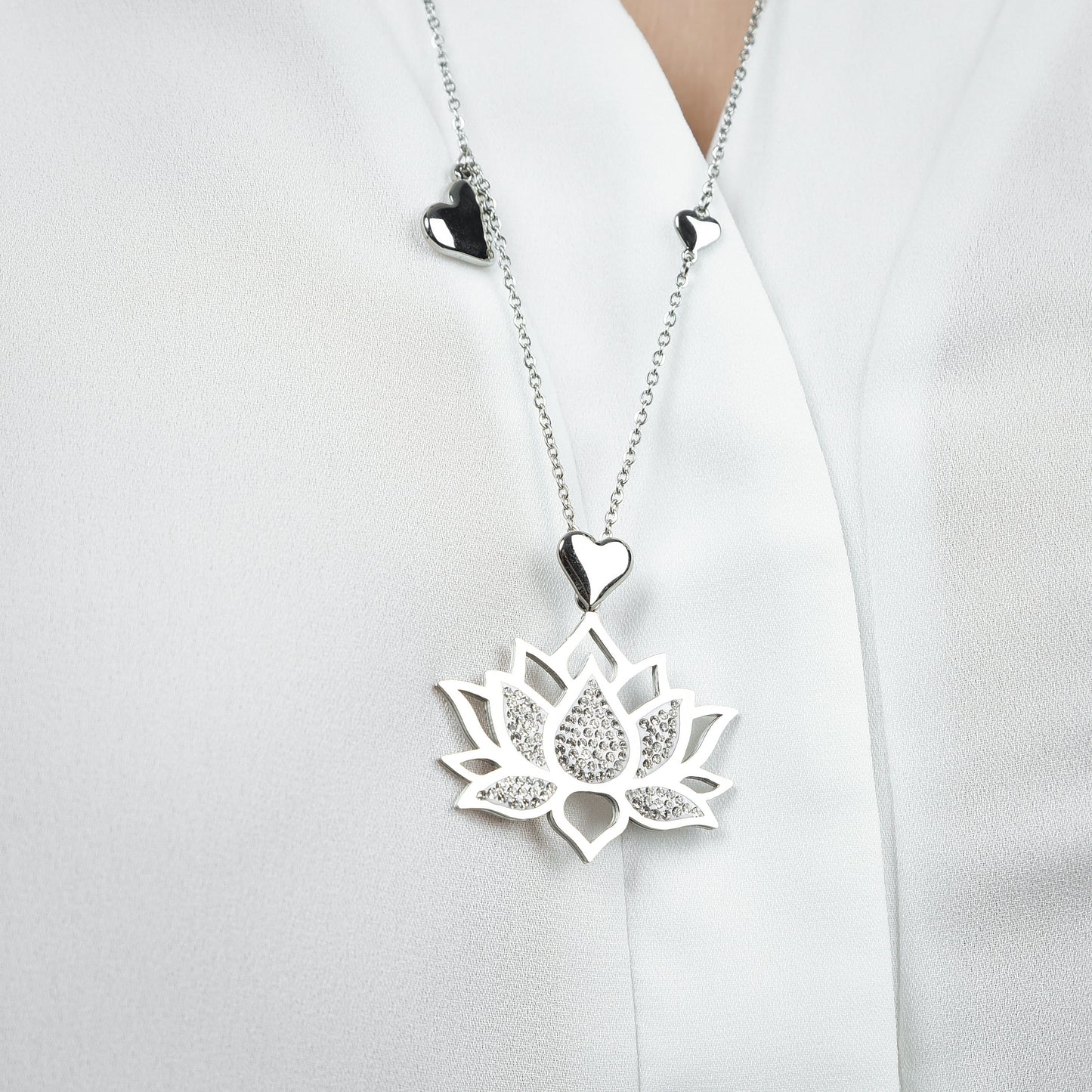 COLLIER FEMME EN ACIER AVEC FLEUR DE LOTUS AVEC CRISTAUX BLANCS Luca Barra