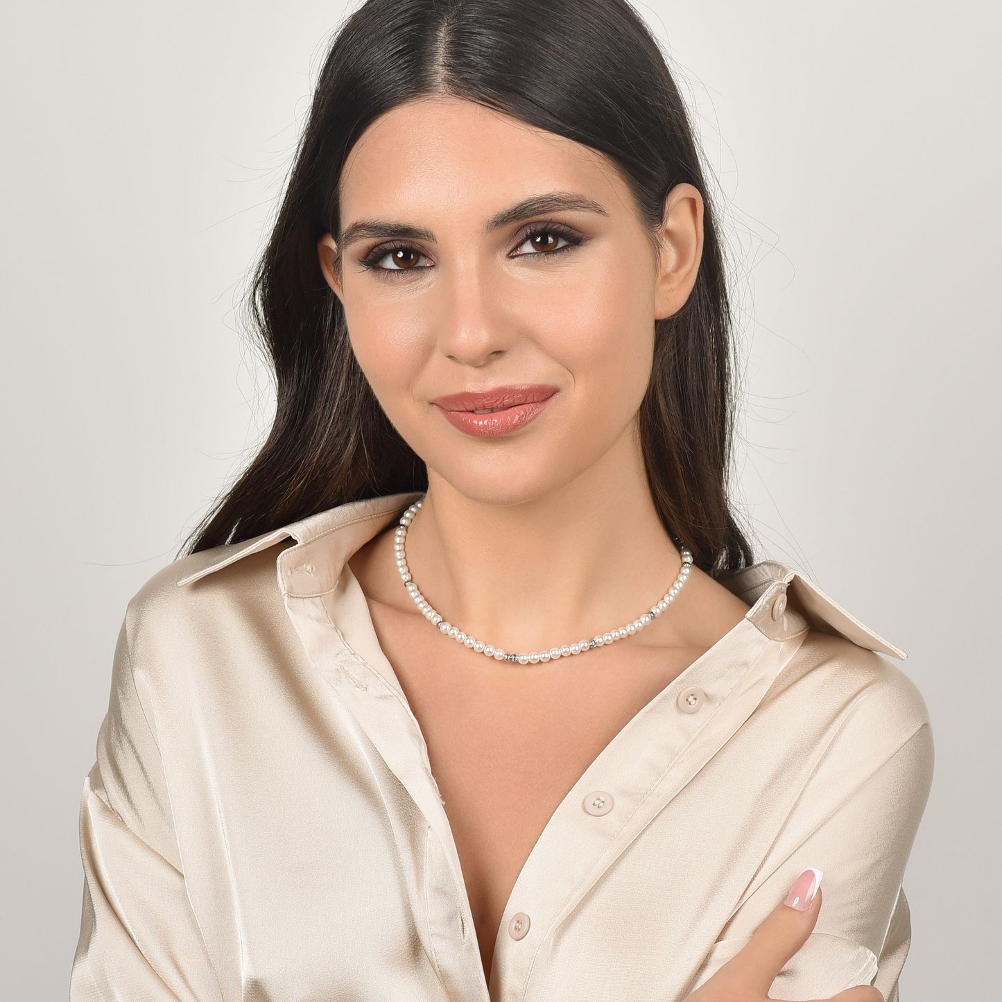 COLLIER EN ACIER POUR FEMMES AVEC PERLES ET ÉLÉMENTS EN ACIER