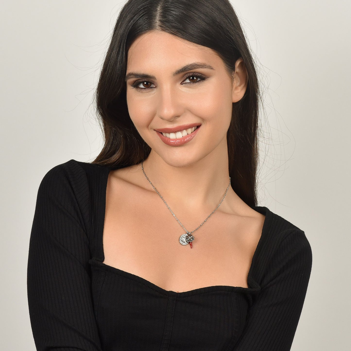 COLLIER EN ACIER POUR FEMMES AVEC BRELOQUE TRÈFLE À QUATRE FEUILLES, CORNE ET MADONE