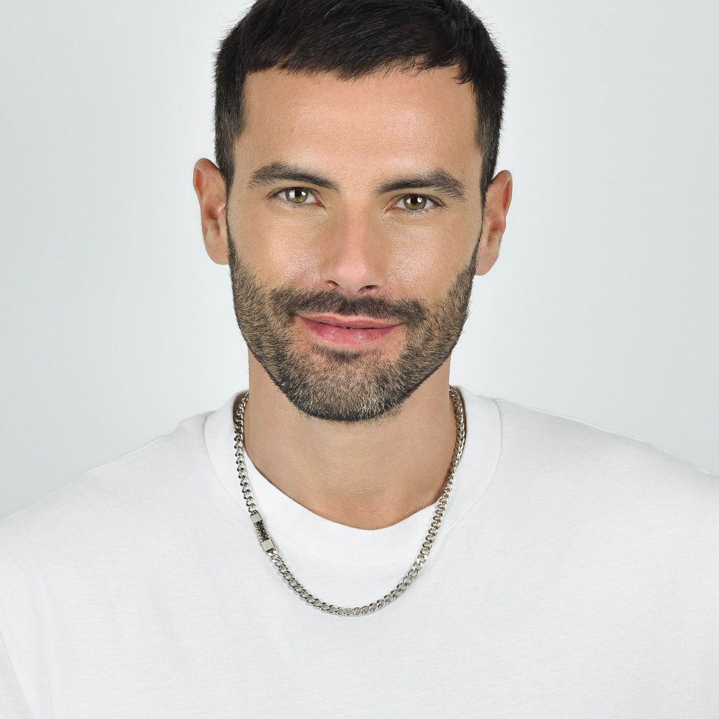 COLLIER HOMME EN ACIER AVEC CRISTAUX NOIRS