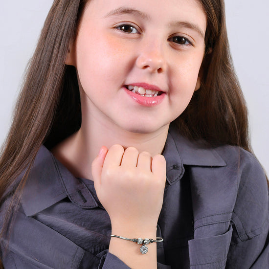 BRACELET FILLE EN ACIER AVEC TRÈFLE À QUATRE FEUILLES AVEC CRISTAUX BLANCS