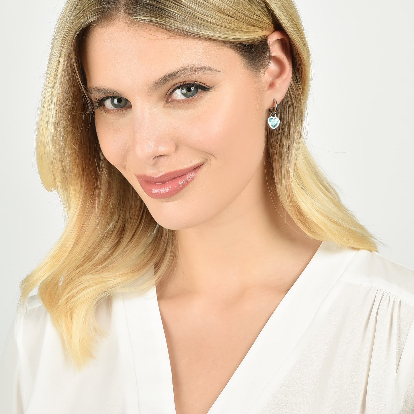 BOUCLES D'OREILLES EN ACIER POUR FEMMES AVEC CŒURS À POINTS BLEUS CLAIRS