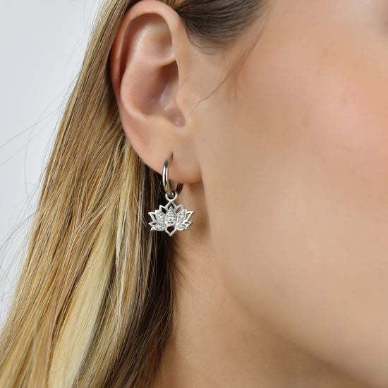 BOUCLES D'OREILLES EN ACIER POUR DAMES AVEC FLEUR DE LOTUS ET CRISTAUX BLANCS