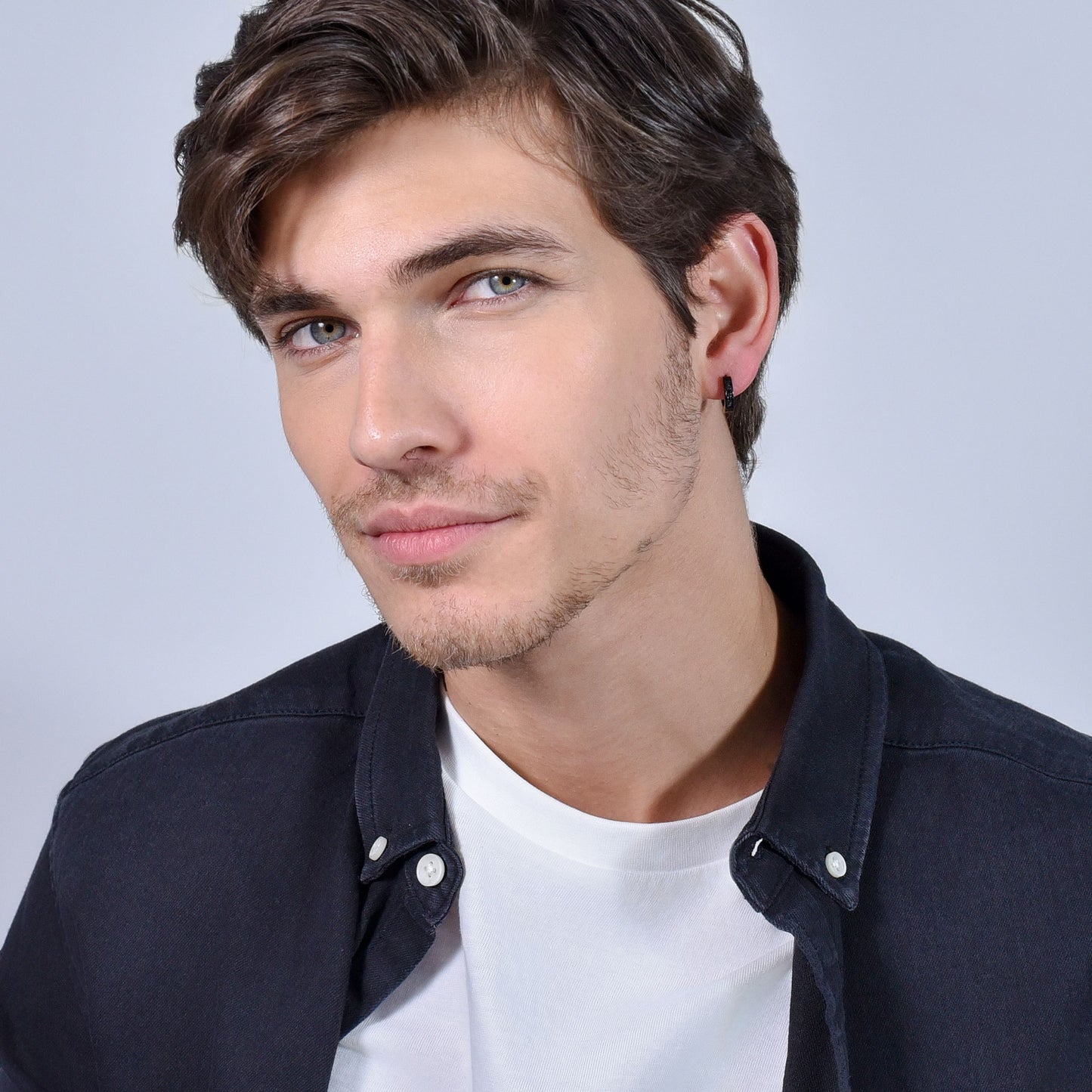 BOUCLE D'OREILLE HOMME EN ACIER IP MONO NOIR AVEC CRISTAUX NOIRS