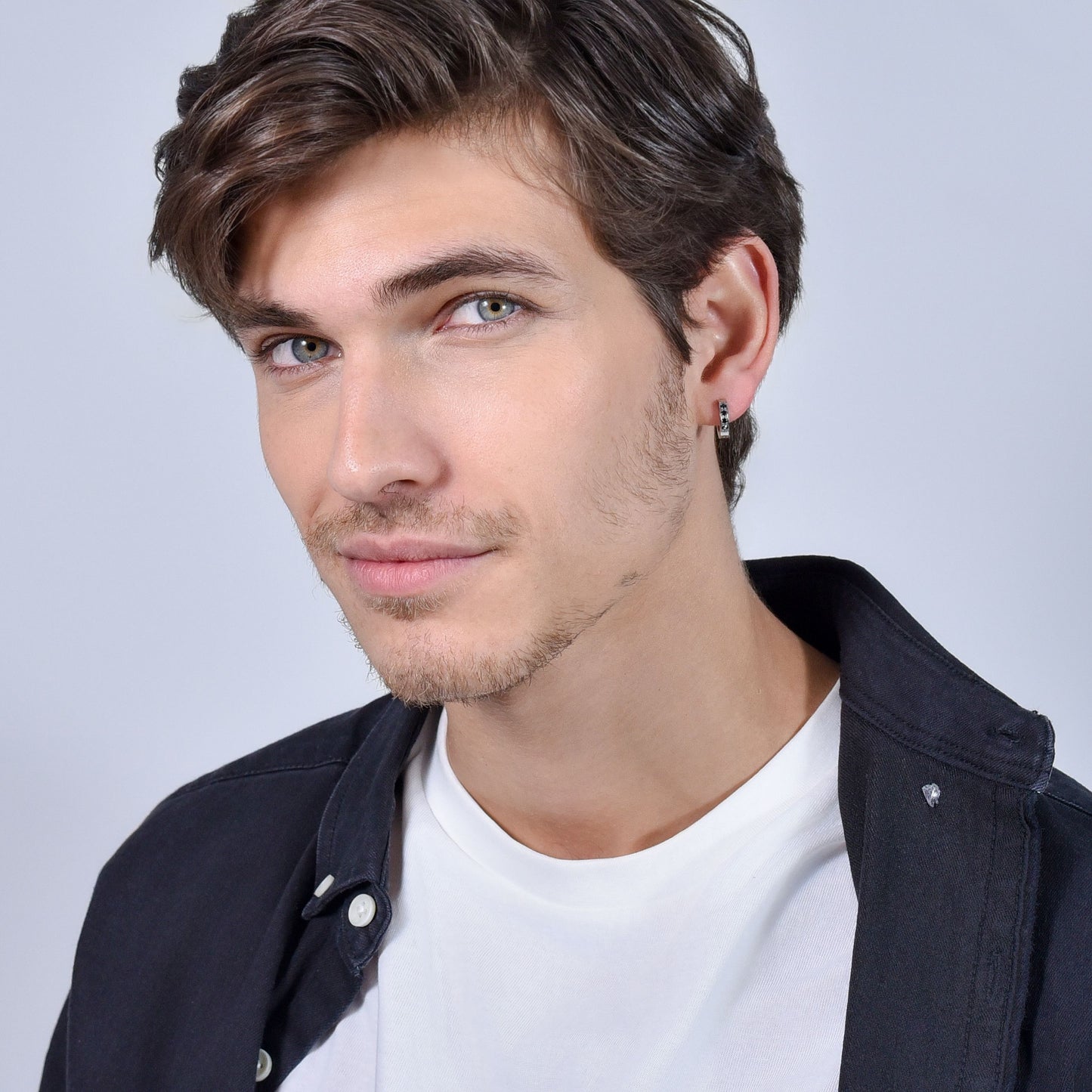 BOUCLE D'OREILLE HOMME MONO ACIER AVEC CRISTAUX NOIRS