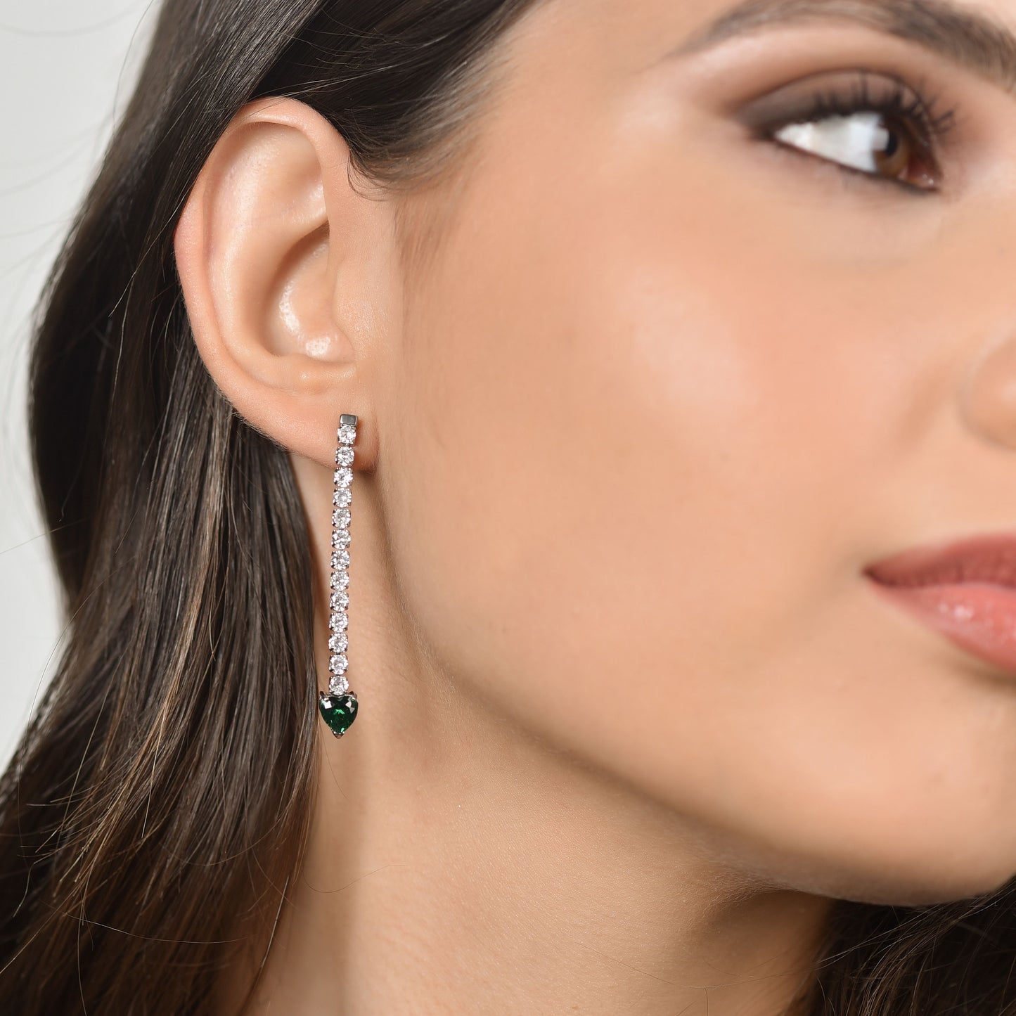 BOUCLES D'OREILLES TENNIS EN ACIER POUR FEMMES AVEC CRISTAUX BLANCS ET CŒURS EN CRISTAL VERT