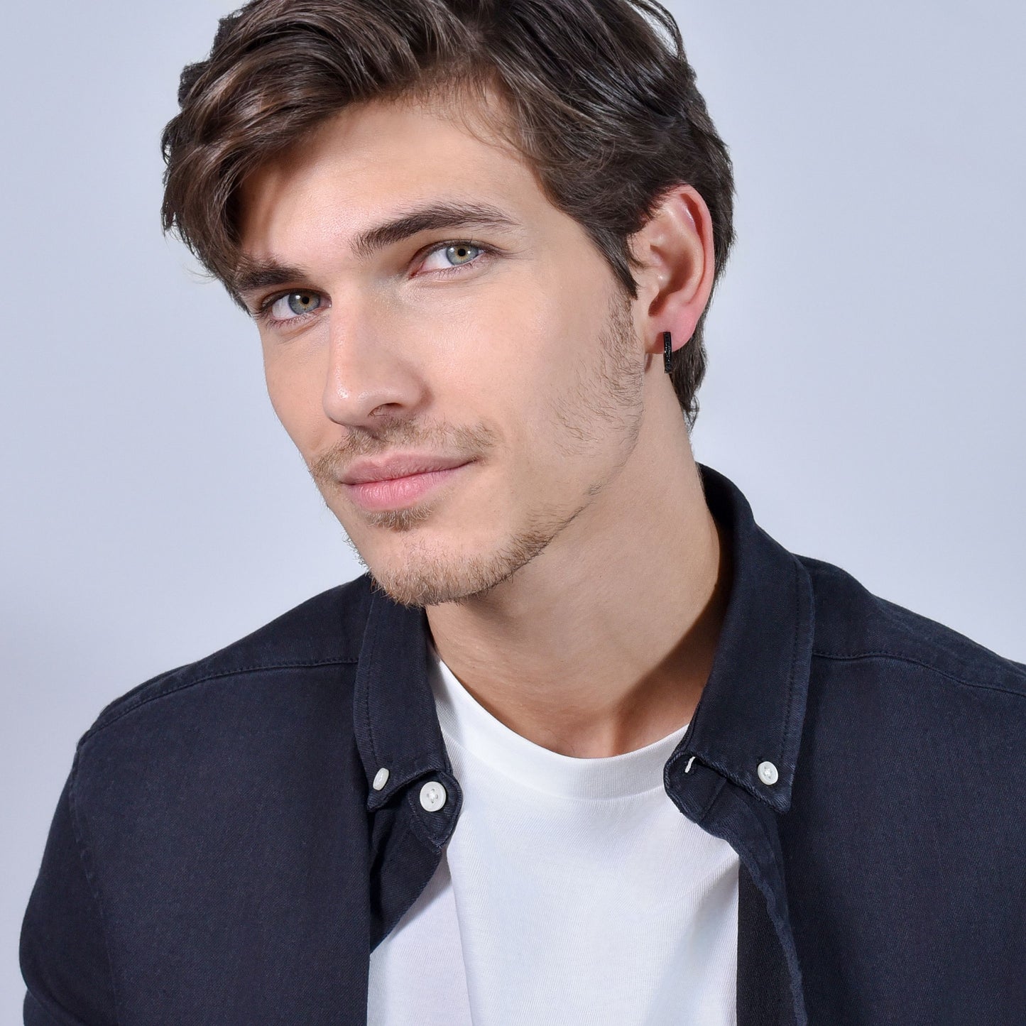 BOUCLE D'OREILLE HOMME MONO ACIER AVEC CRISTAUX NOIRS