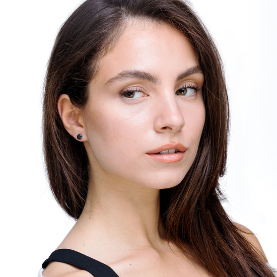 BOUCLES D'OREILLES SPOT EN ACIER AVEC CRISTAL NOIR