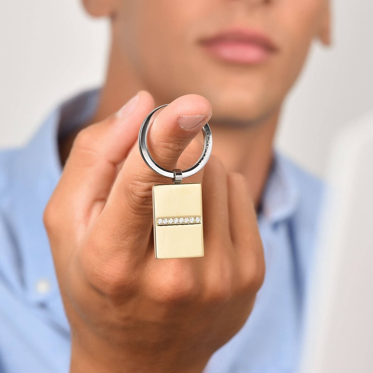 PORTE-CLÉS EN ACIER POUR HOMME AVEC PLAQUE D'OR IP ET CRISTAUX BLANCS Luca Barra